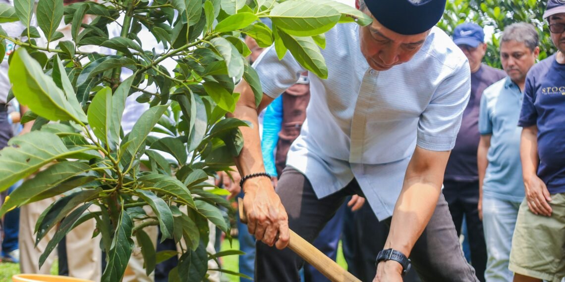 Wali Kota Bogor, Dedie A. Rachim, bersama jajaran panitia Festival Merah Putih (FMP) Tahun 2026 menanam bibit pohon alpukat di Masjid Al Kautsar Bogor Raya, Bogor Timur, Minggu (27/9/2026).(Foto: Humas Pemkot Bogor)