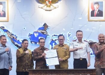 Wamenkomdigi Nezar Patria bersama Wamendagri Bima Arya Sugiarto, Wamen PPN Febrian Alphyanto Ruddyard, Dirjen Imigrasi Kemenimipas Hendarsam Marantoko, Dirjen Peraturan Perundang-undangan Kemenkum Dhahana Putra, serta Kepala Biro Hukum Kemenlu Rayyanul Muniah Sangadji menunjukkan dokumen Daftar Inventarisasi Masalah (DIM) RUU tentang Administrasi Kependudukan di Kantor Kementerian Dalam Negeri, Jakarta Pusat, Selasa (27/10/2026). Foto: Pey HS/Komdigi