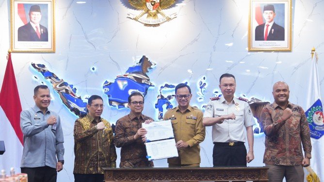 Wamenkomdigi Nezar Patria bersama Wamendagri Bima Arya Sugiarto, Wamen PPN Febrian Alphyanto Ruddyard, Dirjen Imigrasi Kemenimipas Hendarsam Marantoko, Dirjen Peraturan Perundang-undangan Kemenkum Dhahana Putra, serta Kepala Biro Hukum Kemenlu Rayyanul Muniah Sangadji menunjukkan dokumen Daftar Inventarisasi Masalah (DIM) RUU tentang Administrasi Kependudukan di Kantor Kementerian Dalam Negeri, Jakarta Pusat, Selasa (27/10/2026). Foto: Pey HS/Komdigi