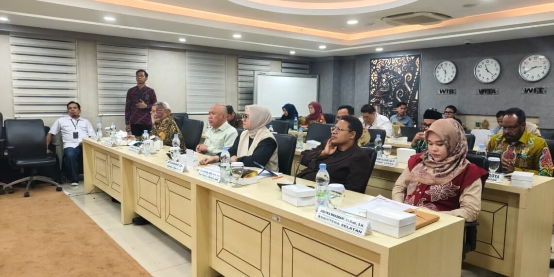 Anggota DPD Daerah Pemilihan Jabar Agita Nurfianti (depan tengah) dalam Rapat Kerja Komite III DPD RI dengan Kementerian Kesehatan RI, Selasa (6/10), di Kantor DPD RI, Senayan, Jakarta Pusat.