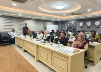 Anggota DPD Daerah Pemilihan Jabar Agita Nurfianti (depan tengah) dalam Rapat Kerja Komite III DPD RI dengan Kementerian Kesehatan RI, Selasa (6/10), di Kantor DPD RI, Senayan, Jakarta Pusat.