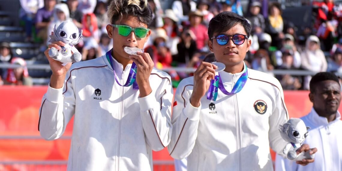Voli pantai putra Tim Indonesia yang diperkuat Bintang Akbar dan Sofyan Rachman meraih medali perak pada Asian Games Aichi-Nagoya 2026. (dok.Gilang/Kemenpora)