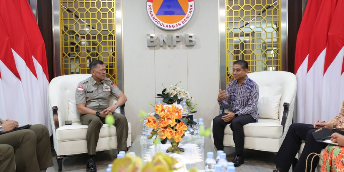 Foto : Kepala BNPB Letjen TNI Kristomei Sianturi (kiri) menerima kunjungan Duta Besar Malaysia untuk Indonesia Muzafar Shah Mustafa (kanan) membahas tawaran bantuan operasional dan kerja sama teknologi dari Pemerintah Malaysia untuk mendukung penanganan kebakaran hutan dan lahan (karhutla), di Graha BNPB, Jakarta, Selasa (27/10). (Bidang Komunikasi Kebencanaan / Apri Setiawan)