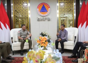 Foto : Kepala BNPB Letjen TNI Kristomei Sianturi (kiri) menerima kunjungan Duta Besar Malaysia untuk Indonesia Muzafar Shah Mustafa (kanan) membahas tawaran bantuan operasional dan kerja sama teknologi dari Pemerintah Malaysia untuk mendukung penanganan kebakaran hutan dan lahan (karhutla), di Graha BNPB, Jakarta, Selasa (27/10). (Bidang Komunikasi Kebencanaan / Apri Setiawan)