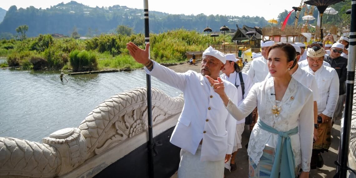 Menteri Pariwisata Widiyanti Putri Wardhana di sela-sela penutupan Upacara Tawur Agung Manca Wali Krama di Pura Hulundanu Batur, Desa Songan, Kintamani, Bali, Selasa (6/10/2026).(Foto: Dok. Kemenpar)
