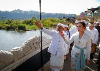 Menteri Pariwisata Widiyanti Putri Wardhana di sela-sela penutupan Upacara Tawur Agung Manca Wali Krama di Pura Hulundanu Batur, Desa Songan, Kintamani, Bali, Selasa (6/10/2026).(Foto: Dok. Kemenpar)