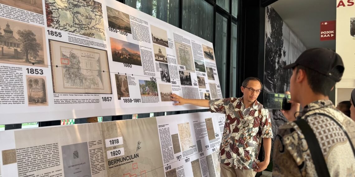 Bandung Heritage menghadirkan pameran Milestone Kota Bandung di Microlibrary Asia Afrika pada 5–18 Oktober 2026 untuk memperkenalkan jejak sejarah dan tonggak penting perkembangan Kota Bandung kepada masyarakat.(Foto: Humas Pemkot Bandung)