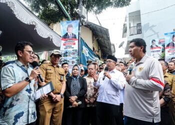 Wali Kota Bandung, Muhammad Farhan mendampingi Menteri Perumahan dan Kawasan Permukiman (PKP) Maruarar Sirait meninjau langsung lokasi calon penerima bantuan Program Bedah Rumah di Kelurahan Babakan Ciamis, Kecamatan Sumur Bandung, Kota Bandung, Selasa, 6 Oktober 2026.(Foto: Humas Pemkot Bandung