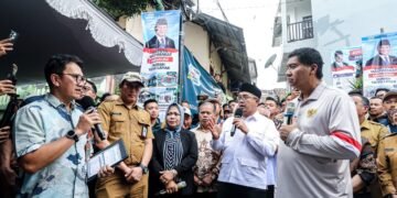 Wali Kota Bandung, Muhammad Farhan mendampingi Menteri Perumahan dan Kawasan Permukiman (PKP) Maruarar Sirait meninjau langsung lokasi calon penerima bantuan Program Bedah Rumah di Kelurahan Babakan Ciamis, Kecamatan Sumur Bandung, Kota Bandung, Selasa, 6 Oktober 2026.(Foto: Humas Pemkot Bandung