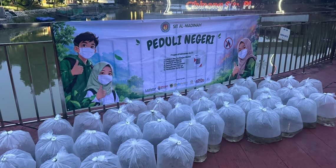 Tabur benih ikan di Situ Plaza Cibinong.(Foto: Humas Pemkab Bogor)
