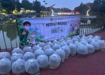 Tabur benih ikan di Situ Plaza Cibinong.(Foto: Humas Pemkab Bogor)