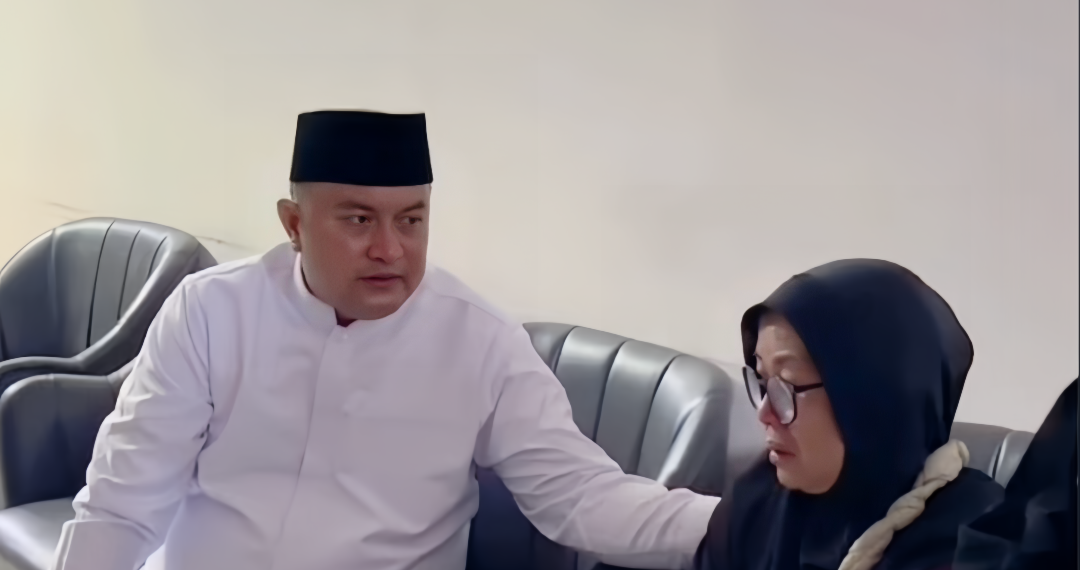 Bupati Bogor Rudy Susmanto mengunjungi RSUD Bakti Pajajaran untuk menyampaikan belasungkawa kepada keluarga ARK (16), seorang pelajar kelas 1 SMK asal Kecamatan Tamansari, Kabupaten Bogor, yang meninggal dunia usai menonton pertandingan sepak bola.(Foto: Diskominfo Kab. Bogor)