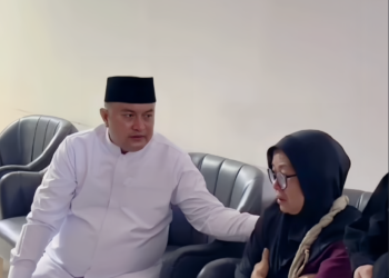 Bupati Bogor Rudy Susmanto mengunjungi RSUD Bakti Pajajaran untuk menyampaikan belasungkawa kepada keluarga ARK (16), seorang pelajar kelas 1 SMK asal Kecamatan Tamansari, Kabupaten Bogor, yang meninggal dunia usai menonton pertandingan sepak bola.(Foto: Diskominfo Kab. Bogor)