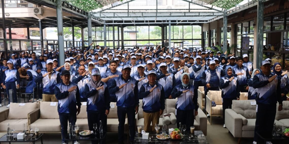 Bupati Kuningan Dr. H. Dian Rachmat Yanuar, M.Si., resmi melepas kontingen Kabupaten Kuningan yang akan berlaga pada Pekan Olahraga Provinsi (PORPROV) XV Jawa Barat Tahun 2026.(Foto: Diskominfo Kab. Kuningan)