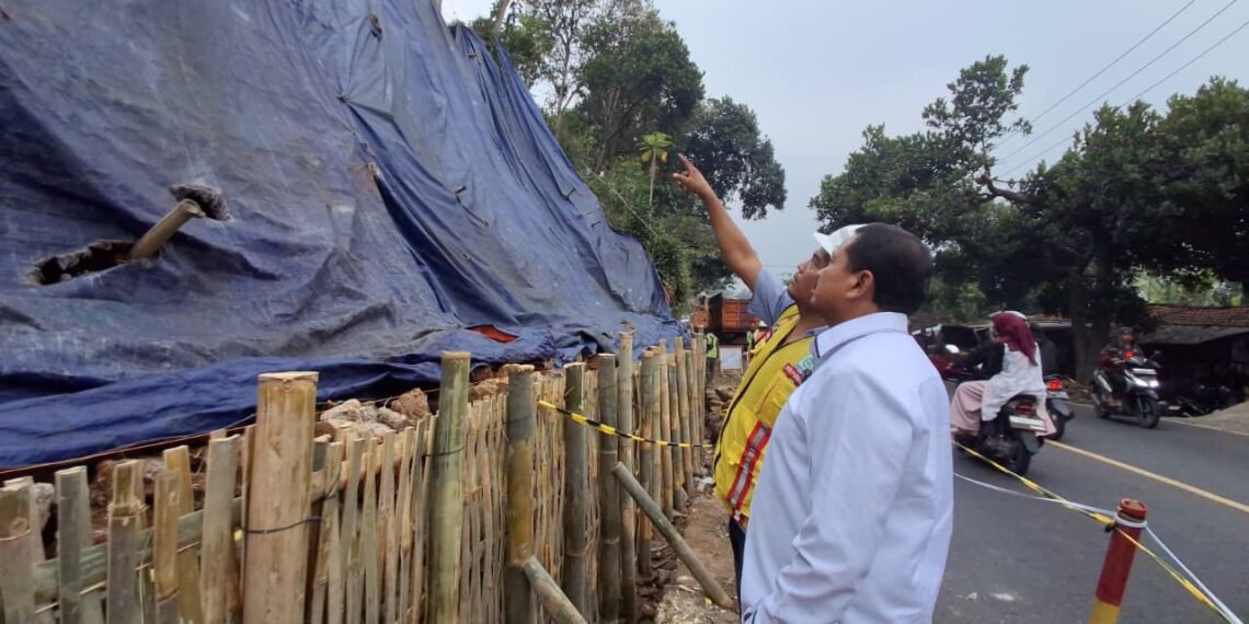 Bupati Sumedang Dony Ahmad Munir meninjau penanganan dan perbaikan Tembok Penahan Tanah (TPT) yang mengalami longsor di ruas Jalan Sumedang-Bandung, Desa Ciptasari, Kecamatan Pamulihan, Rabu (10/7/2026).(Foto: Humas Pemkab Sumedang)