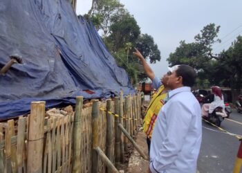 Bupati Sumedang Dony Ahmad Munir meninjau penanganan dan perbaikan Tembok Penahan Tanah (TPT) yang mengalami longsor di ruas Jalan Sumedang-Bandung, Desa Ciptasari, Kecamatan Pamulihan, Rabu (10/7/2026).(Foto: Humas Pemkab Sumedang)