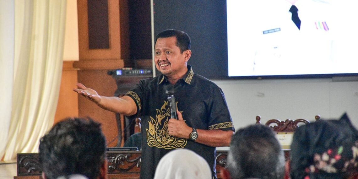 Bupati Sumedang Dony Ahmad Munir menegaskan, Pilkades Serentak di 92 desa secara digital bukan sekadar perubahan alat dari kertas menjadi perangkat elektronik, tetapi bagian dari keberanian pemerintah desa untuk terus beradaptasi dengan perkembangan zaman.(Foto: Diskominfo Kab. Sumedang)