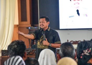 Bupati Sumedang Dony Ahmad Munir menegaskan, Pilkades Serentak di 92 desa secara digital bukan sekadar perubahan alat dari kertas menjadi perangkat elektronik, tetapi bagian dari keberanian pemerintah desa untuk terus beradaptasi dengan perkembangan zaman.(Foto: Diskominfo Kab. Sumedang)