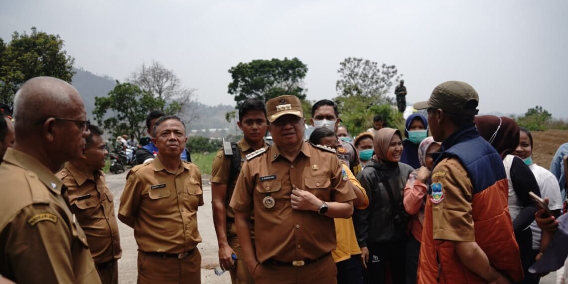 Bupati Garut, Abdusy Syakur Amin, meninjau langsung lokasi kebakaran Tempat Pemrosesan Akhir (TPA) Pasir Bajing di Jalan Warung Peuteuy, Kecamatan Banyuresmi, Kabupaten Garut, Senin (12/10/2026).(Foto: Moch Ahdiansyah/Diskominfo Kabupaten Garut)