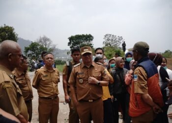 Bupati Garut, Abdusy Syakur Amin, meninjau langsung lokasi kebakaran Tempat Pemrosesan Akhir (TPA) Pasir Bajing di Jalan Warung Peuteuy, Kecamatan Banyuresmi, Kabupaten Garut, Senin (12/10/2026).(Foto: Moch Ahdiansyah/Diskominfo Kabupaten Garut)