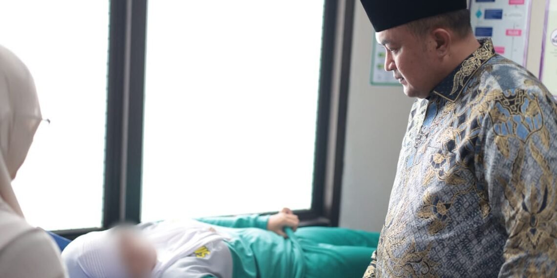 Bupati Bogor Rudy Susmanto bersama Forkopimda meninjau penanganan siswa SMP Negeri 1 dan SMP Negeri 2 Dramaga yang datang untuk mendapatkan pemeriksaan medis setelah mengalami gejala yang diduga berkaitan dengan indikasi keracunan makanan atau minuman di Puskesmas Cangkurawok, Kecamatan Dramaga, Selasa (27/10/2026).(Foto: Diskominfo Kab. Bogor)