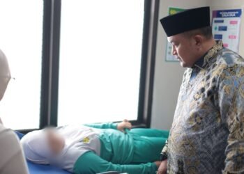 Bupati Bogor Rudy Susmanto bersama Forkopimda meninjau penanganan siswa SMP Negeri 1 dan SMP Negeri 2 Dramaga yang datang untuk mendapatkan pemeriksaan medis setelah mengalami gejala yang diduga berkaitan dengan indikasi keracunan makanan atau minuman di Puskesmas Cangkurawok, Kecamatan Dramaga, Selasa (27/10/2026).(Foto: Diskominfo Kab. Bogor)
