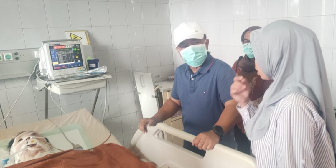 Bupati Kuningan Dian Rachmat Yanuar menjenguk warganya yang menjalani perawatan di RSUP Dr. Sardjito, Yogyakarta, Jumat (9/10/2026).(Foto: Diskominfo Kab. Kuningan)