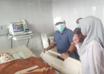 Bupati Kuningan Dian Rachmat Yanuar menjenguk warganya yang menjalani perawatan di RSUP Dr. Sardjito, Yogyakarta, Jumat (9/10/2026).(Foto: Diskominfo Kab. Kuningan)