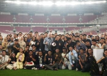 Presiden FIFA Gianni Infantino bersama Ketum PSSI Erick Thohir meninjau Stadion Utama GBK untuk persiapan FIFA ASEAN CUP 2026, Senayan, Jakarta Pusat, Minggu (4/10) malam. (foto:raiky/kemenpora.go.id)