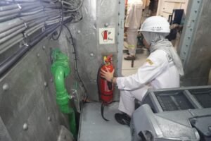 Pemeriksaan kelaiklautan kapal.(Foto: Humas Ditjen Hubla Kemenhub)