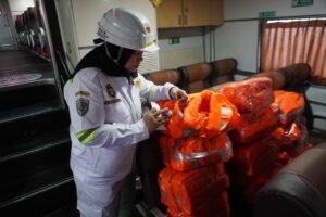 Pemeriksaan kelaiklautan kapal.(Foto: Humas Ditjen Hubla Kemenhub)