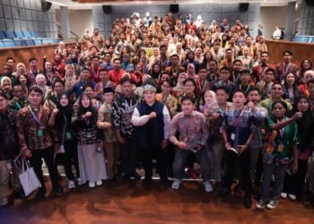 Menpora Erick berdialog dengan para peserta Wirasena Youth Camp 2026 di Taman Ismail Marzuki, Jakarta, Senin (26/10). (foto:Yayan/kemenpora.go.id)