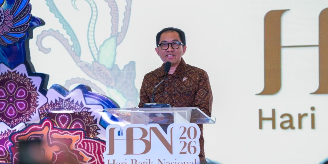 Wakil Menteri Perindustrian Faisol Riza saat membuka Pameran dalam rangka Hari Batik Nasional (HBN) 2026 di Surabaya, Rabu (30/9).(Foto: Humas Kemenperin)
