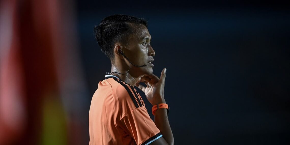 Fajar Furqon masuk daftar Elite AFC Assistant Referee. Dengan status tersebut, Fajar berhak bertugas dalam kompetisi klub dan kelompok usia yang diselenggarakan AFC mulai musim 2026/2027.(Foto: Dok. PSSI)