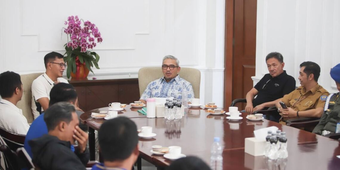 Wali Kota Bandung, Muhammad Farhan bertemu dengan official dan orang tua pemain Elite Pro Academy (EPA) Persib di Pendopo Kota Bandung, Senin 12 Oktober 2026.(Foto: Humas Pemkot Bandung)