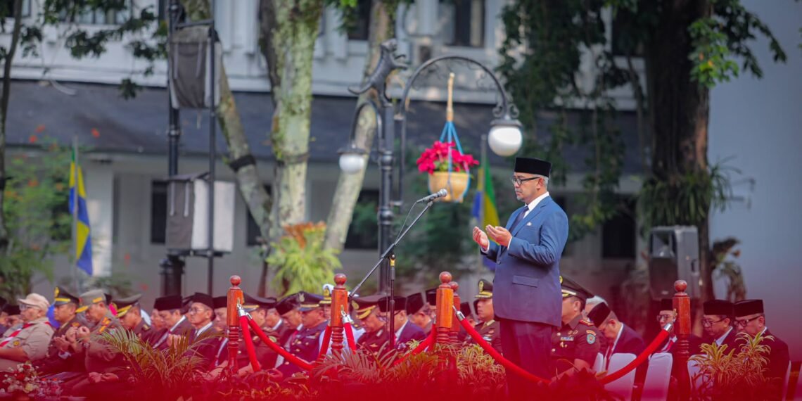 Wali Kota Bandung, Muhammad Farhan tetap hadir menjalankan tugas sebagai Inspektur Upacara pada Peringatan Hari Kesaktian Pancasila Tingkat Kota Bandung Tahun 2026 meskipun berada dalam kondisi sakit.(Foto: Humas Pemkot Bandung)