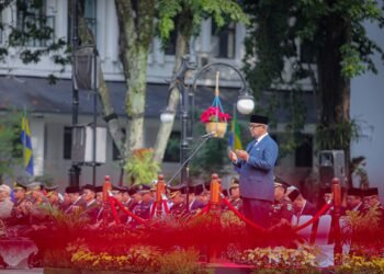 Wali Kota Bandung, Muhammad Farhan tetap hadir menjalankan tugas sebagai Inspektur Upacara pada Peringatan Hari Kesaktian Pancasila Tingkat Kota Bandung Tahun 2026 meskipun berada dalam kondisi sakit.(Foto: Humas Pemkot Bandung)