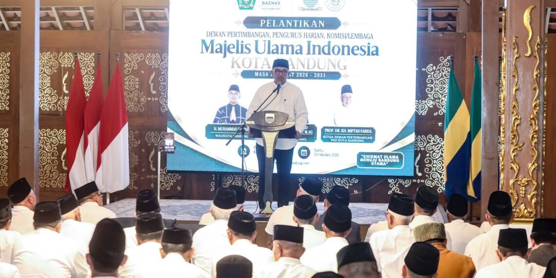Wali Kota Bandung, Muhammad Farhan dalam pelantikan pengurus Dewan Pertimbangan dan Pengurus Harian MUI Kota Bandung masa Khidmah 2026-2031 di Pendopo Kota Bandung, Sabtu 10 Oktober 2026.(Foto: Humas Pemkot Bandung)