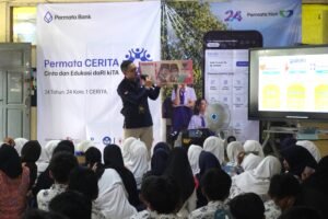Salah satu perwakilan dari Otoritas Jasa Keuangan (OJK) memberikan materi literasi keuangan kepada siswa-siswi SMP Ganesha dalam kegiatan Permata CERITA 2026.(Foto: Istimewa)