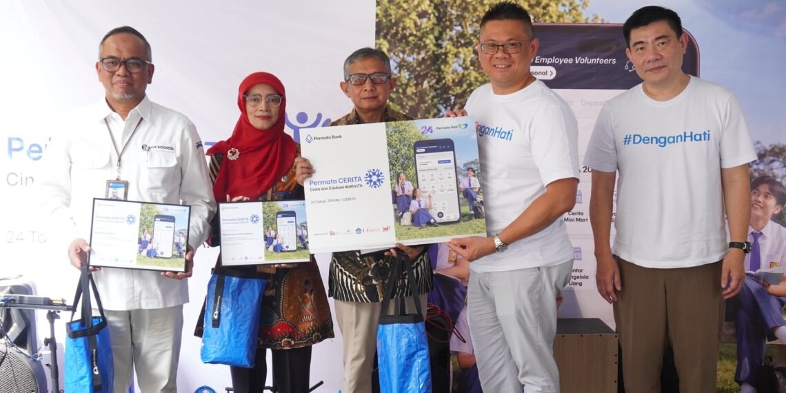 Suryadi Ong, Chief of Treasury Permata Bank, dan Suwardi Candra, Division Head, West Java Region Permata Bank, dalam sesi penyerahan plakat dan donasi Permata CERITA 2026 kepada perwakilan Bank Indonesia, Indra Gunawan, Kepala Tim Pengelolaan Uang Rupiah Kantor Perwakilan Bank Indonesia Provinsi Jawa Barat; perwakilan Dinas Pendidikan Kota Bandung, Nina Rahayu, Pengolah Data dan Informasi; serta Mamat, Kepala Sekolah SMP Ganesha.(Foto: Istimewa)