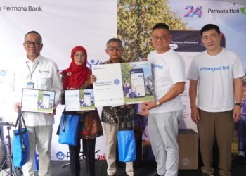 Suryadi Ong, Chief of Treasury Permata Bank, dan Suwardi Candra, Division Head, West Java Region Permata Bank, dalam sesi penyerahan plakat dan donasi Permata CERITA 2026 kepada perwakilan Bank Indonesia, Indra Gunawan, Kepala Tim Pengelolaan Uang Rupiah Kantor Perwakilan Bank Indonesia Provinsi Jawa Barat; perwakilan Dinas Pendidikan Kota Bandung, Nina Rahayu, Pengolah Data dan Informasi; serta Mamat, Kepala Sekolah SMP Ganesha.(Foto: Istimewa)
