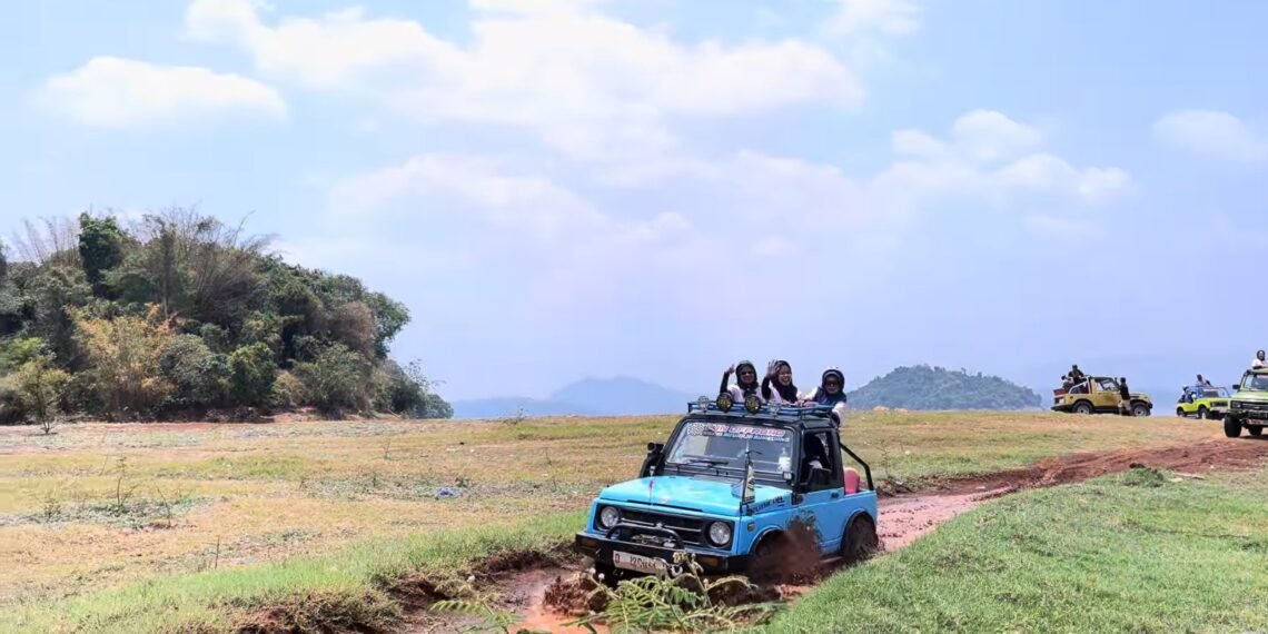 Kabupaten Sumedang kini memiliki pilihan wisata baru melalui aktivitas jeep fun offroad yang menawarkan pengalaman menjelajahi keindahan alam dan destinasi wisata Sumedang.(Foto: Diskominfo Kab. Sumedang)