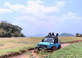 Kabupaten Sumedang kini memiliki pilihan wisata baru melalui aktivitas jeep fun offroad yang menawarkan pengalaman menjelajahi keindahan alam dan destinasi wisata Sumedang.(Foto: Diskominfo Kab. Sumedang)