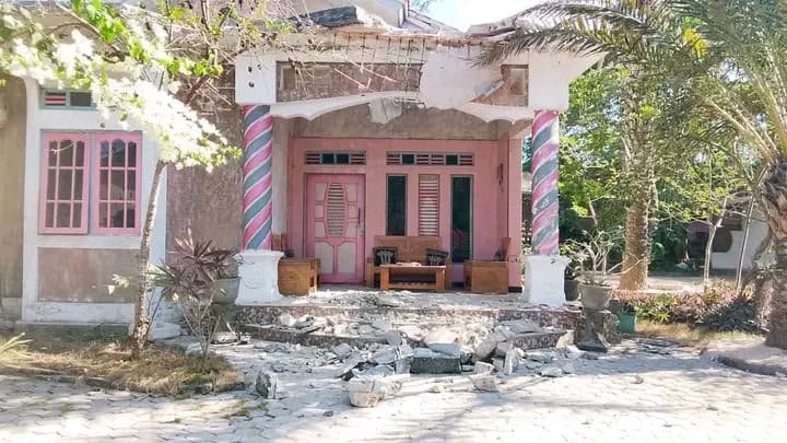 Sejumlah rumah di Kabupaten Sumba Barat Daya, Kabupaten Sumba Barat, dan Kabupaten Sumba Timur mengalami kerusakan akibat gempabumi berkekuatan magnitudo 6,1 yang mengguncang wilayah setempat, pada Minggu (4/10). (Foto: BPBD Kabupaten Sumba Barat Daya)