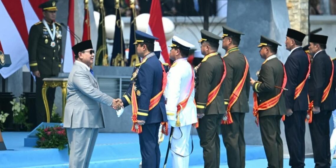 Presiden Prabowo Subianto menganugerahkan Tanda Kehormatan Bintang Mahaputera kepada tujuh tokoh Tentara Nasional Indonesia (TNI). Penganugerahan tersebut diberikan pada Upacara Peringatan Hari Ulang Tahun Ke-81 TNI Tahun 2026 di Cilangkap, Jakarta, pada Senin (05/10/2026).(Foto: BPMI Setpres)