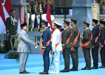 Presiden Prabowo Subianto menganugerahkan Tanda Kehormatan Bintang Mahaputera kepada tujuh tokoh Tentara Nasional Indonesia (TNI). Penganugerahan tersebut diberikan pada Upacara Peringatan Hari Ulang Tahun Ke-81 TNI Tahun 2026 di Cilangkap, Jakarta, pada Senin (05/10/2026).(Foto: BPMI Setpres)