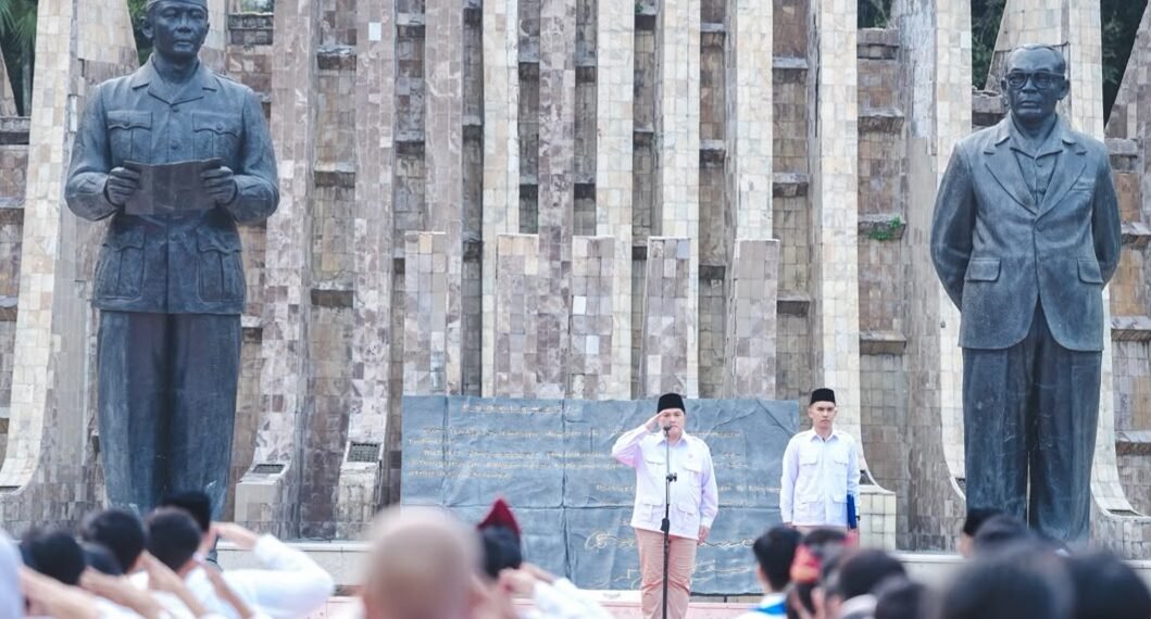 Menpora RI Erick Thohir bertindak sebagai Inspektur Upacara Peringatan Hari Sumpah Pemuda (HSP) Ke-98 di Taman Proklamasi, Jakarta Pusat, Rabu (28/10) pagi.(foto:Andre/kemenpora.go.id)