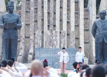 Menpora RI Erick Thohir bertindak sebagai Inspektur Upacara Peringatan Hari Sumpah Pemuda (HSP) Ke-98 di Taman Proklamasi, Jakarta Pusat, Rabu (28/10) pagi.(foto:Andre/kemenpora.go.id)