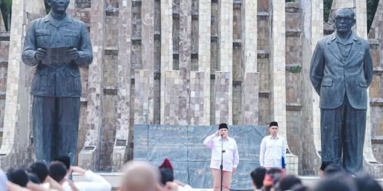 Menpora RI Erick Thohir bertindak sebagai Inspektur Upacara Peringatan Hari Sumpah Pemuda (HSP) Ke-98 di Taman Proklamasi, Jakarta Pusat, Rabu (28/10) pagi.(foto:Andre/kemenpora.go.id)
