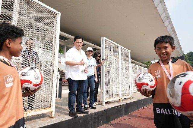 Ketum PSSI Erick Thohir, menyaksikan langsung laga Indonesia Women’s League (IWL) 2026 antara Garudayaksa Women lawan Persita Women di Stadion Madya, Kompleks Gelora Bung Karno, Jakarta, Minggu (18/10). (foto:gia/kemenpora.go.id)